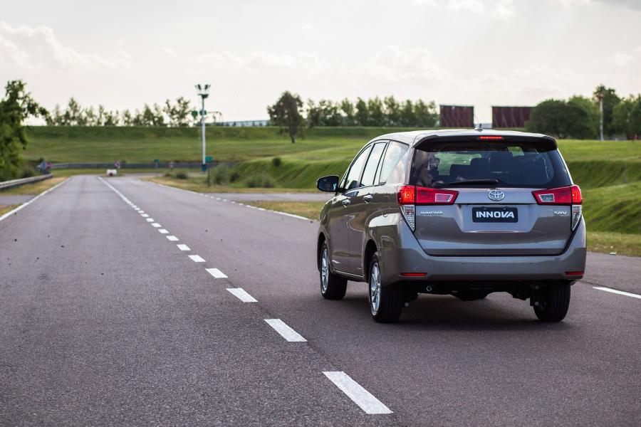  Toyota Innova SRV 2017 года  (AR) (фото 9 из 11)